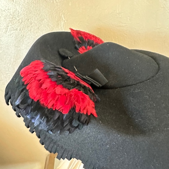 SOPHISTICATED 1940\'s BLACK FELT WIDE FRINGED BRIM HAT + RED/BLACK FEATHER TRIM - main image 13